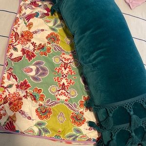 Beautiful queen duvet cover with shams and bolster pillow!